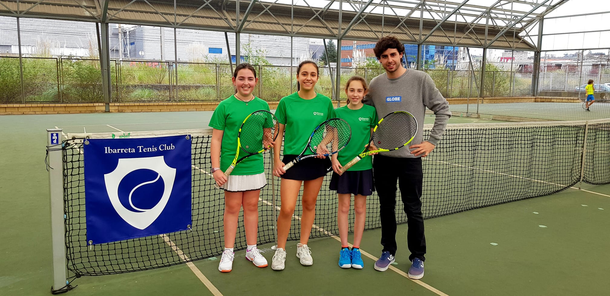  El equipo infantil femenino de Ibarreta Tenis Club compuesto por Janire Mota, Uxúe Bernal y Paula López de Ipiña