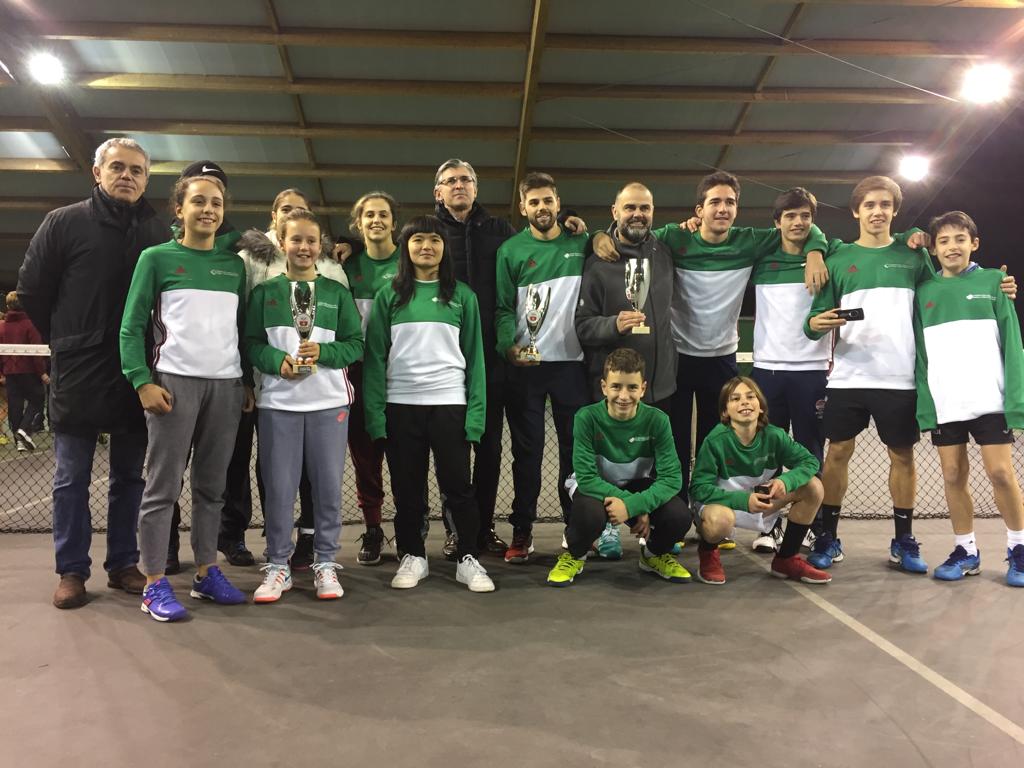 Jugadores y equipo de tenis. 