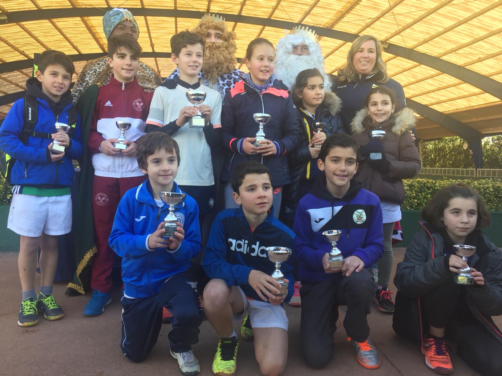 Jugadores y equipo de tenis celebrando con los reyes magos. 