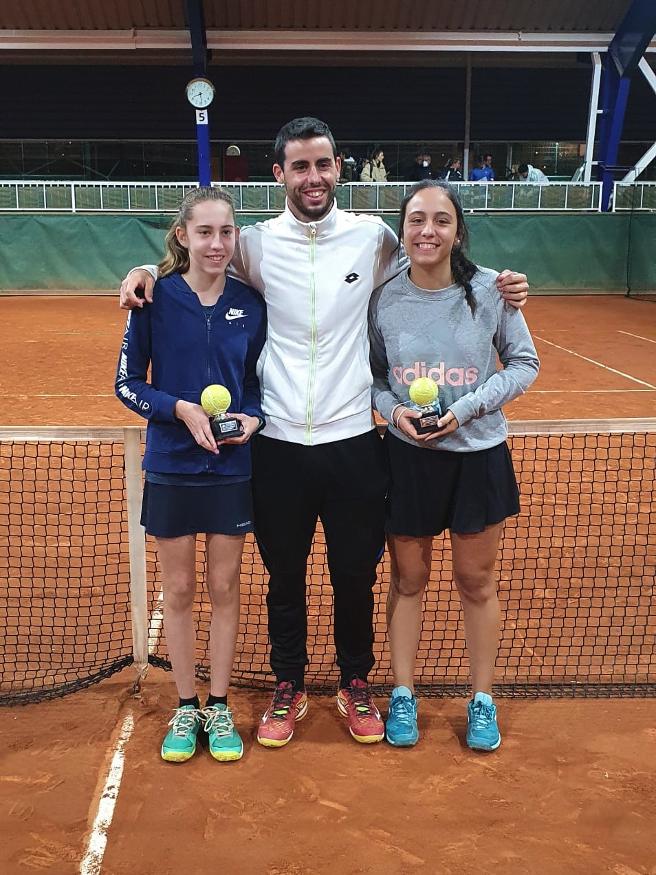  CAMPEONATO DE EUSKADI ABSOLUTO DOBLES FEMENINO 2021 podio ganadoras con entrenador